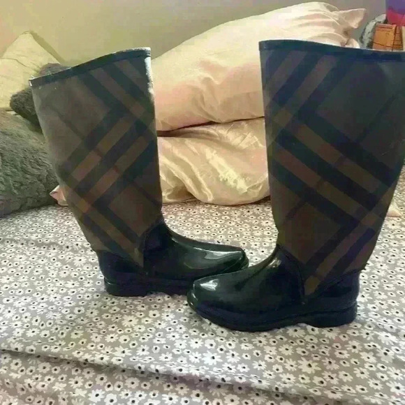 Authentic- see pics these were bought at a luxury secondhand store - Picture 8 of 10